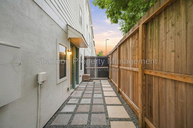 Building Photo - 9609 Pemberton Cres Dr