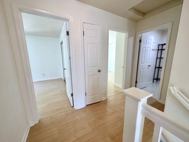 Building Photo - Hamilton 3+bd/2.5bth Townhome w/Den