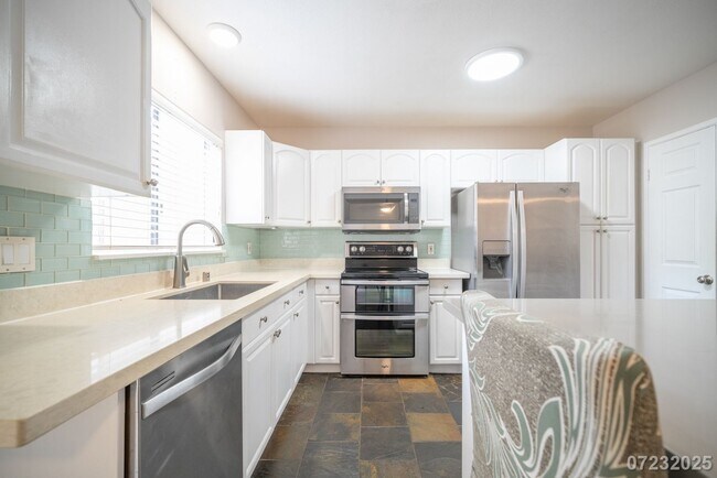 Building Photo - Move-In Ready! 3br, 2.5 ba in Makakilo, $3...