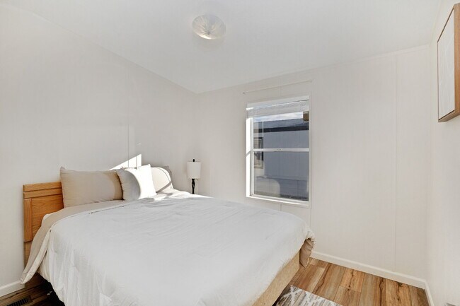 Building Photo - Modern Furnished 2 Bed/2 Bath Home • Laundry • Internet Included