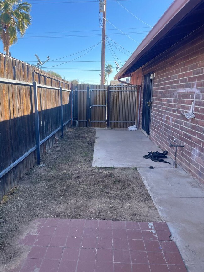 Building Photo - **$500 Off on Move In** Charming 2-Bedroom Duplex!