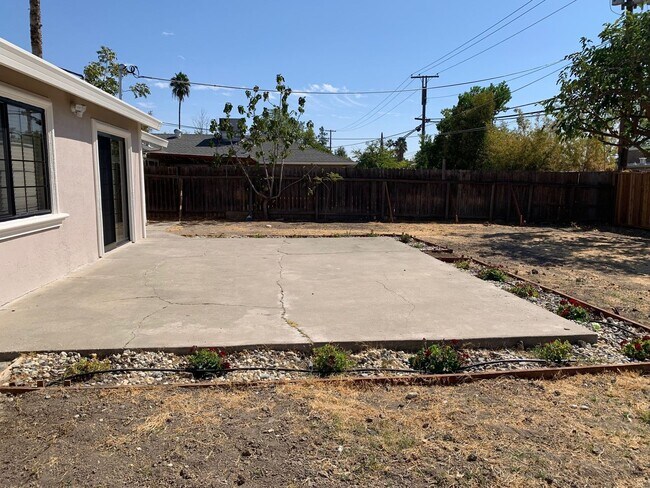 Building Photo - 3 Bedroom, 1 Bathroom Home in N. Highlands