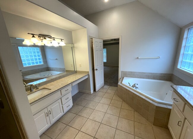 Building Photo - Comfort Meets Function in This 4-Bedroom H...