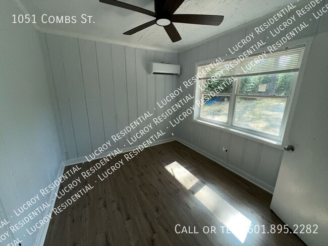 Building Photo - Welcome to this cozy 4-bedroom, 1-bathroom...