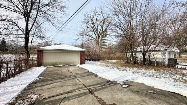 Building Photo - Three Bedroom Brick Ranch in Oak Park with...