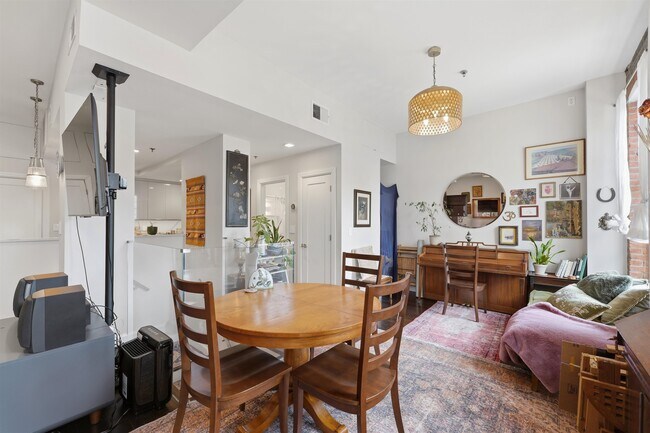 Building Photo - 347 Varick St