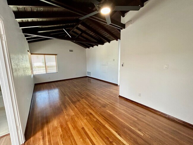 Building Photo - Charming 2 Bed / 2 Bath Coastal Retreat with Ocean Views in Ocean Beach