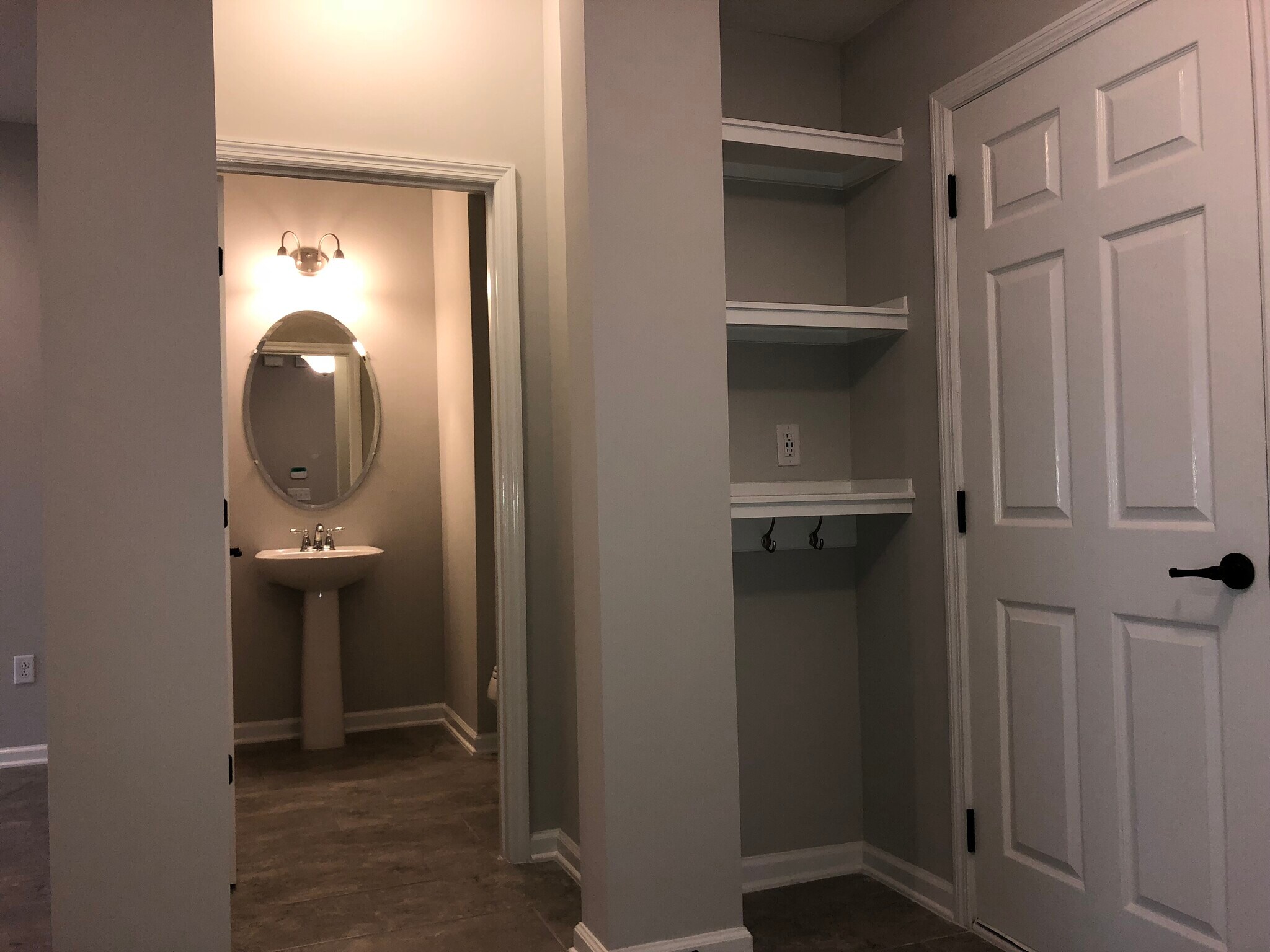 Building Photo - 557 Richmond Dr