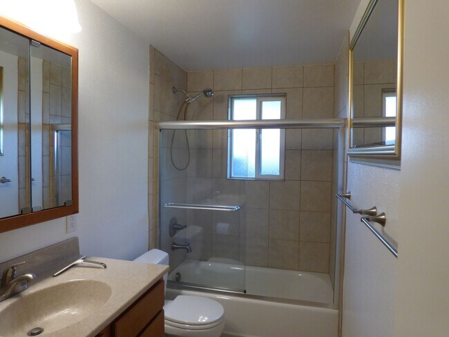 Building Photo - 918/920 Kelly Place