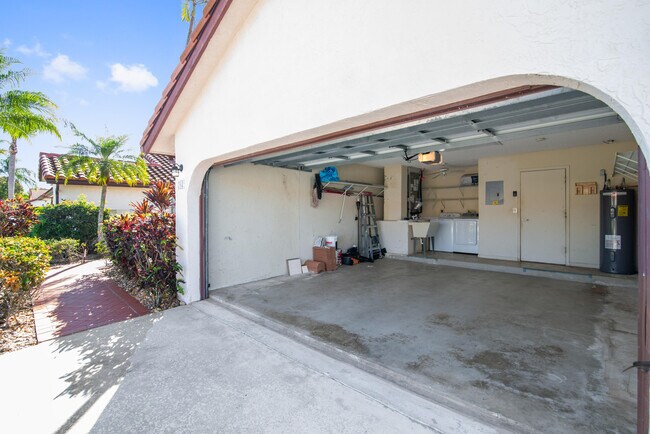 Building Photo - 7842 Villa Nova Dr N