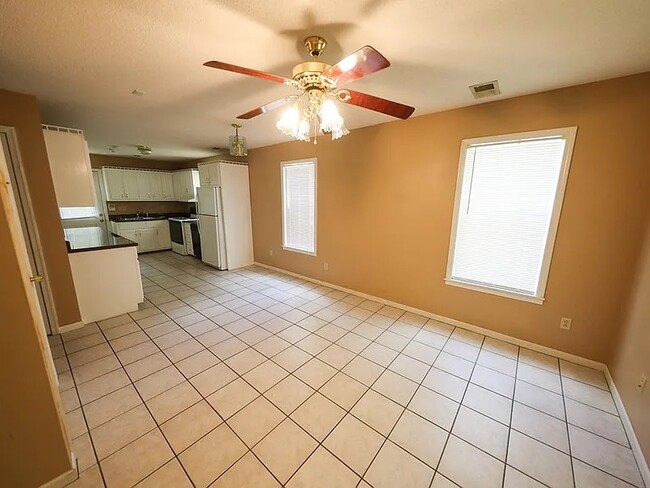 Building Photo - 2116 Harris Dr