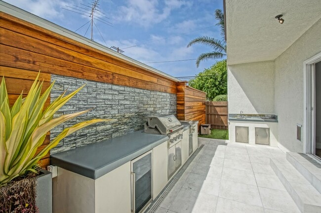 Building Photo - Beautifully Remodeled, Detached Front Town...