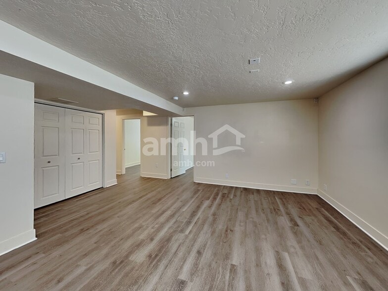 Building Photo - 68 E 350 S