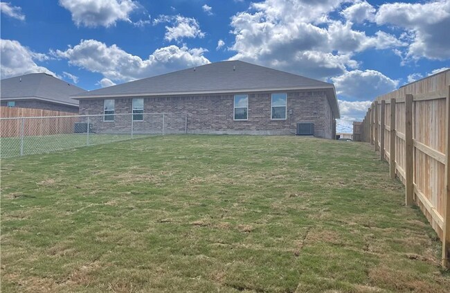 Building Photo - 613 Lost Trl