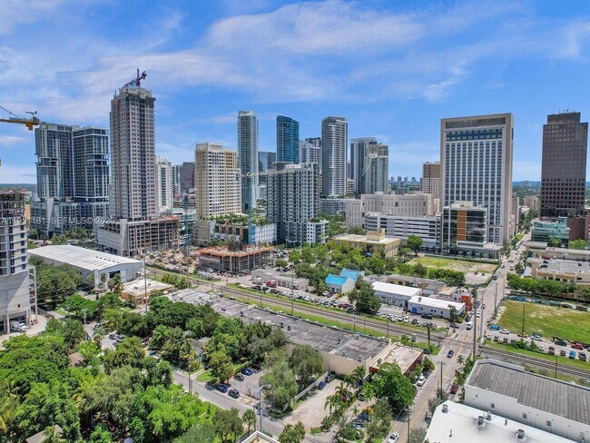 Building Photo - 615 SW 4th Ave