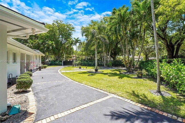 Building Photo - 711 Sunset Dr