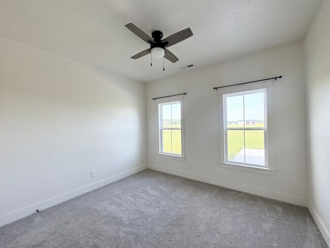Building Photo - 477 N Trotman Rd