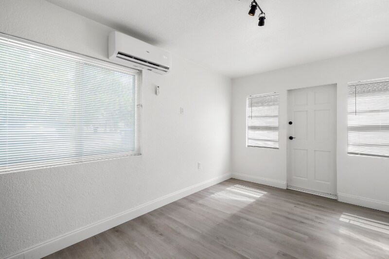 Building Photo - 919 16th Ave N