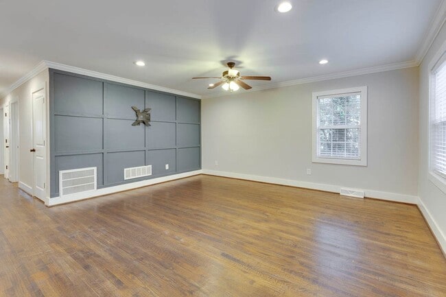 Building Photo - Cute & Private 3BR Home Ready for Move-In