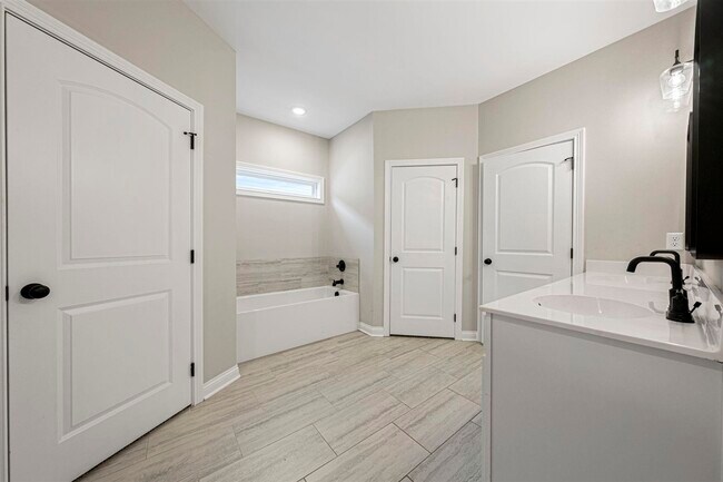 Building Photo - 821 Poplar Log Dr