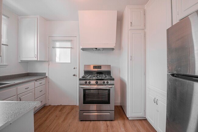 Building Photo - 5847.5 W 88th St