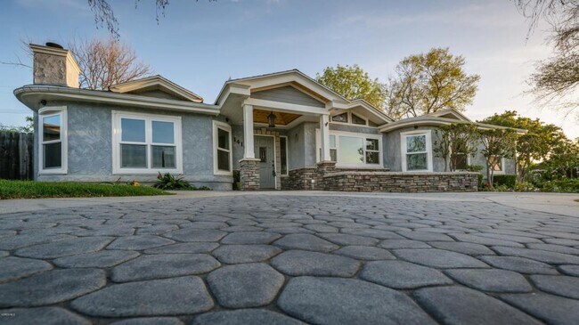 Building Photo - Calle Violeta