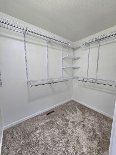 Building Photo - 591 W Kingsley St