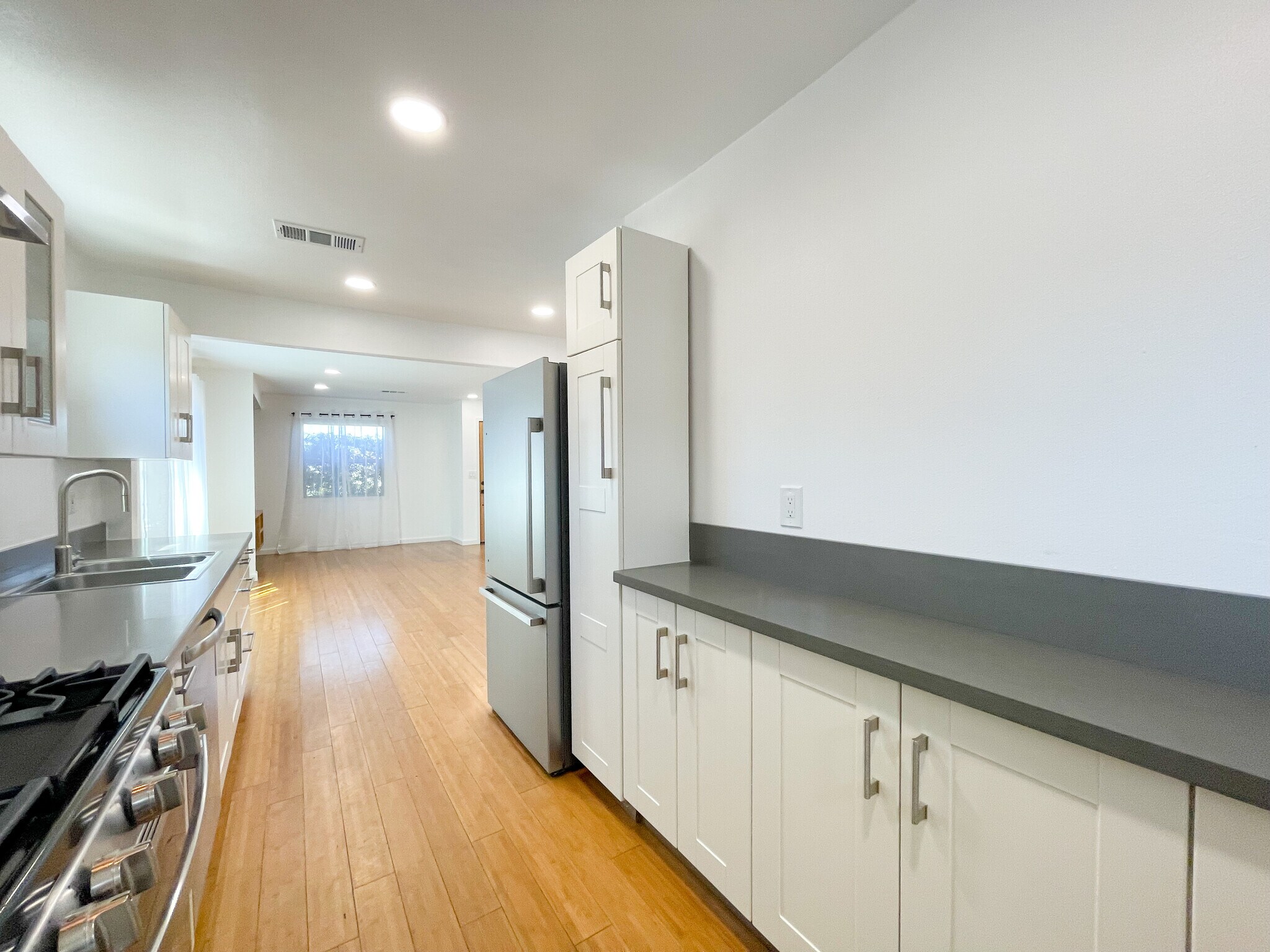 Building Photo - 958 Camulos St