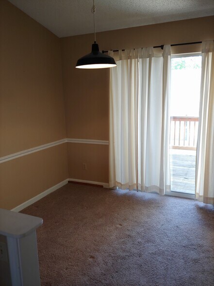 Building Photo - 1451 Thrush Plz