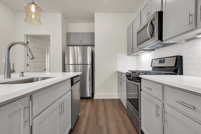 Building Photo - One Bedroom Cottage with Fenced Backyard!