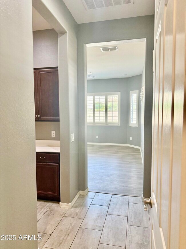Building Photo - 980 E Knightsbridge Way