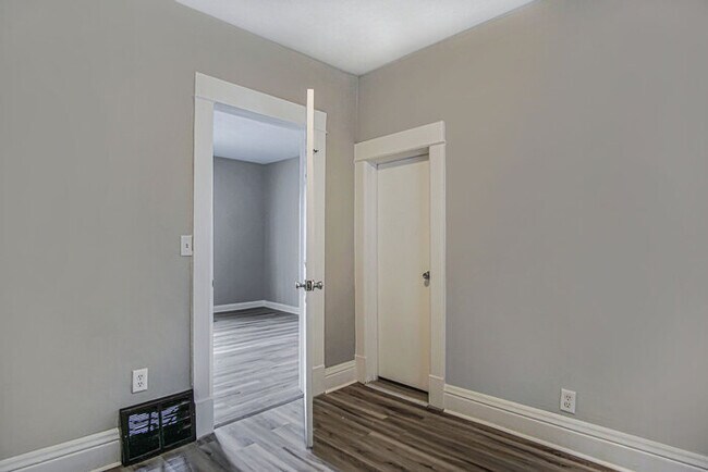 Building Photo - Coming Soon - Large 4 Bedroom in Mishawaka!