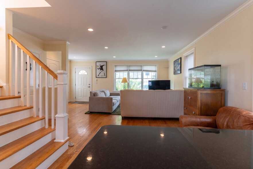Building Photo - 77 Faywood Ave