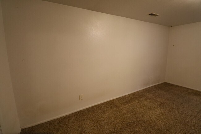 Building Photo - 400 E 4 plex