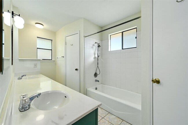 Building Photo - 2504 Spring Wagon Ln
