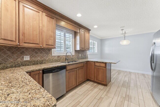 Building Photo - 618 8th Ave N