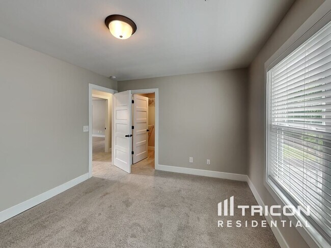 Building Photo - 525 Somerset Ln