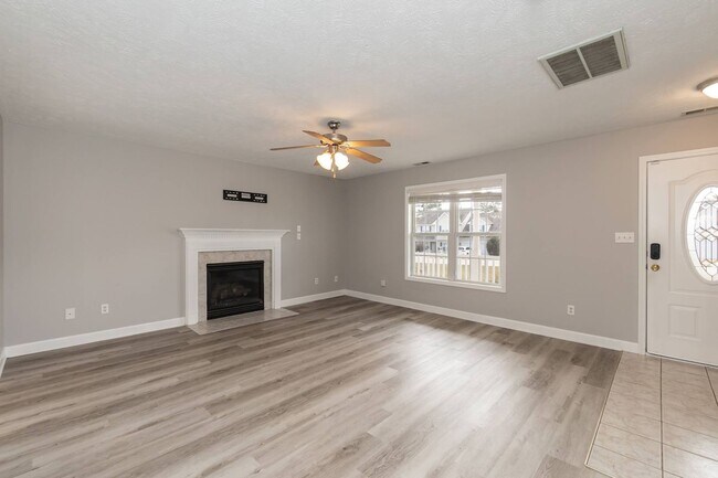 Building Photo - Gorgeous Three Bedroom Home!