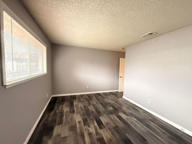 Building Photo - Beautiful 3 Bedroom Single-Family Home!