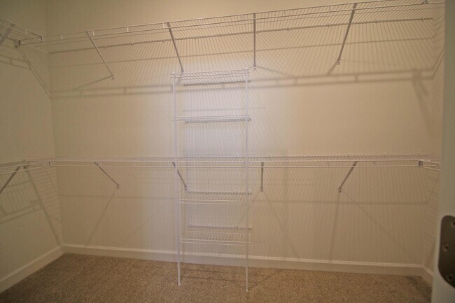 Building Photo - 14050 SW Thorens Dr