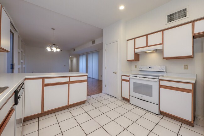 Building Photo - 2927 N Cardell Cir