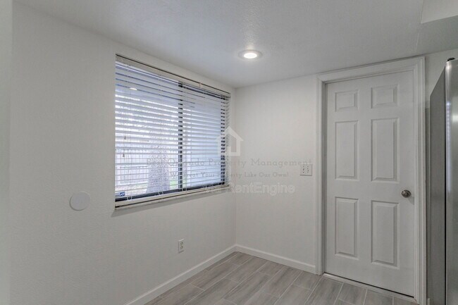 Building Photo - 911 Robinhood Ct