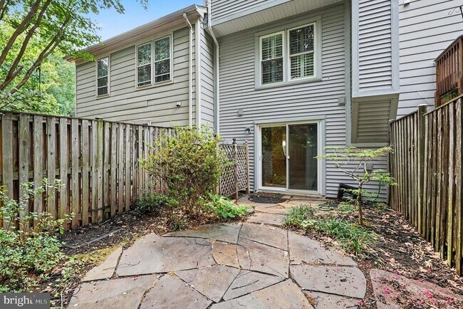 Building Photo - 15067 Maple Glen Ct