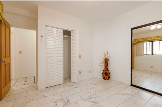 Building Photo - Beautiful Home in Royal Summit