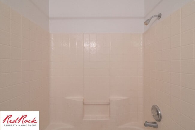 Building Photo - Spacious 3 Bedroom Townhome in Central St....