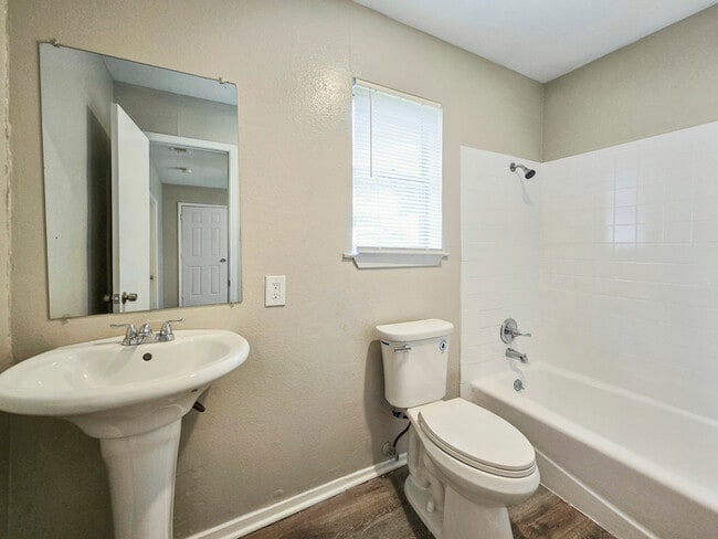 Building Photo - 601 Brookfield Dr