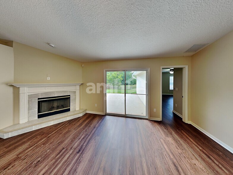Building Photo - 2533 Royal Pointe Dr