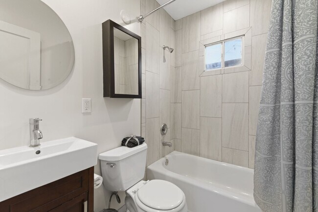 Building Photo - OCEAN BEACH APARTMENT! 1 BED/1 BATH ONLY $2,345/mo!