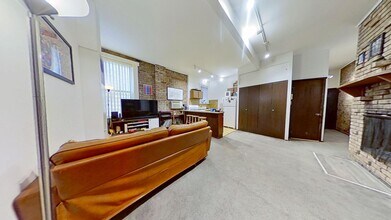 Building Photo - Raised First Floor East Lakeview One Bedroom