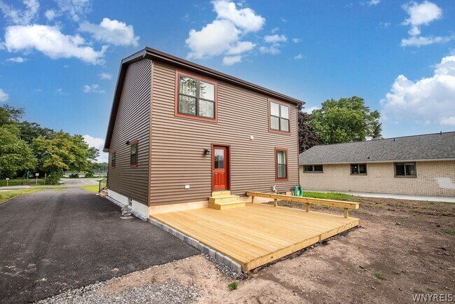 Building Photo - 4017 W River Pkwy